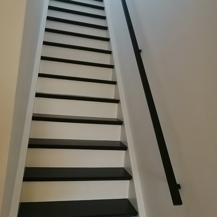 Zwarte trapleuning (gecoat) op maat - rechthoekig (40x20 mm) - incl. leuninghouders TYPE 7 - coating zwart RAL 9005 Zwarte trapleuning (gecoat) op maat - rechthoekig (40x20 mm) - incl. leuninghouders TYPE 7 - coating zwart RAL 9005