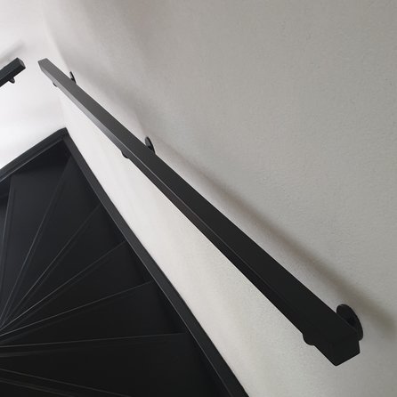 Zwarte trapleuning (gecoat) op maat - vierkant (40x40 mm) - incl. leuninghouders TYPE 3 - coating zwart RAL 9005