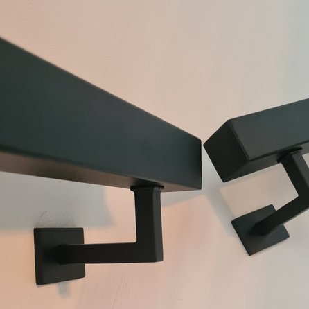 Zwarte trapleuning (gecoat) op maat - vierkant (40x40 mm) - incl. leuninghouders TYPE 3 - coating zwart RAL 9005