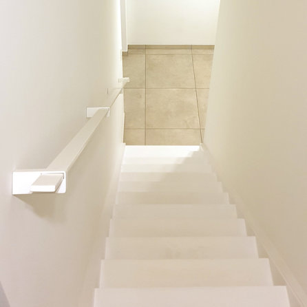 Witte trapleuning (gecoat) op maat - rechthoekig (40x10 mm) - incl. leuninghouders TYPE 13 - coating wit RAL 9016, 9010 of 9001