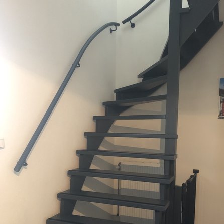 Antraciet trapleuning (gecoat) op maat - rond - coating donkergrijs RAL 7016 of 7021