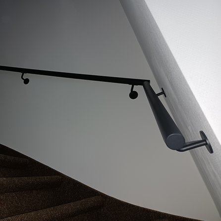 Antraciet trapleuning (gecoat) op maat - rond - coating donkergrijs RAL 7016 of 7021
