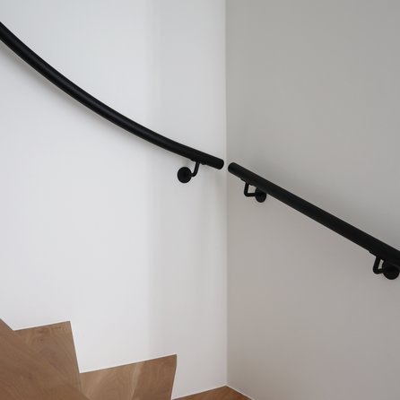 Zwarte trapleuning (gecoat) op maat - rond - coating zwart RAL 9005