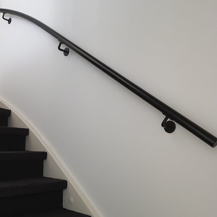 Zwarte trapleuning (gecoat) op maat - rond - coating zwart RAL 9005