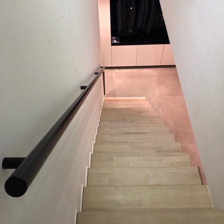 Zwarte trapleuning (gecoat) op maat - rond - coating zwart RAL 9005