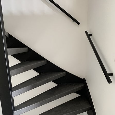 Zwarte trapleuning (gecoat) op maat - rond smal - coating zwart RAL 9005
