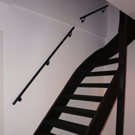 Zwarte trapleuning (gecoat) op maat - rond smal - coating zwart RAL 9005