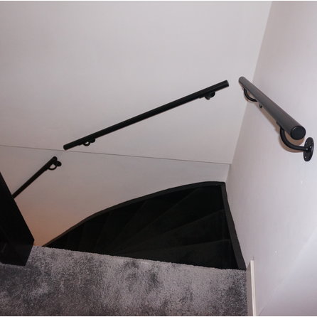 Zwarte trapleuning (gecoat) op maat - rond smal - coating zwart RAL 9005
