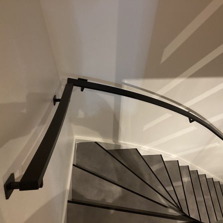Zwarte trapleuning (gecoat) op maat - rechthoekig (40x20 mm) - coating zwart RAL 9005