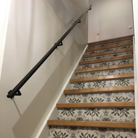 Zwarte trapleuning (gecoat) op maat - rechthoekig (40x20 mm) - coating zwart RAL 9005