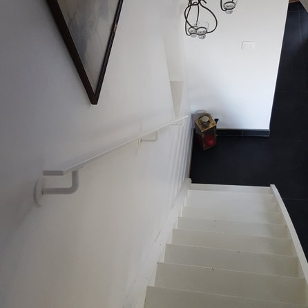 Witte trapleuning (gecoat) op maat - rechthoekig (40x10 mm) - incl. leuninghouders TYPE 3 - coating wit RAL 9016, 9010 of 9001