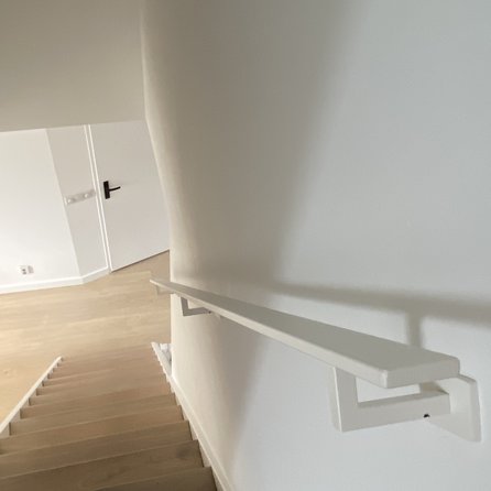 Witte trapleuning (gecoat) op maat - rechthoekig (40x10 mm) - incl. leuninghouders TYPE 11 - coating wit RAL 9016, 9010 of 9001