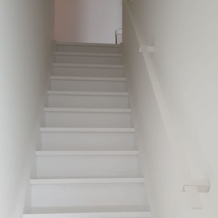 Witte trapleuning (gecoat) op maat - rechthoekig (40x10 mm) - incl. leuninghouders TYPE 13 - coating wit RAL 9016, 9010 of 9001