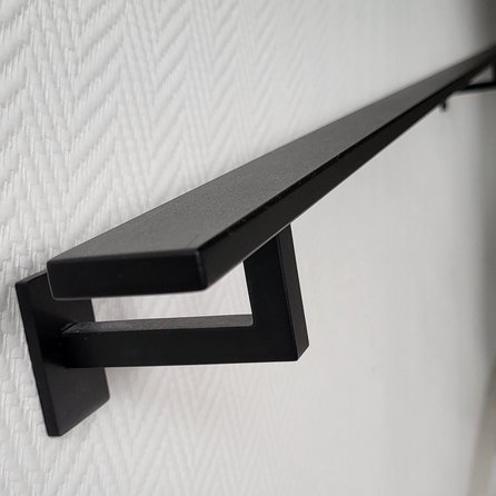 Zwarte trapleuning (gecoat) op maat - rechthoekig (40x10 mm) - incl. leuninghouders TYPE 11 - coating zwart RAL 9005