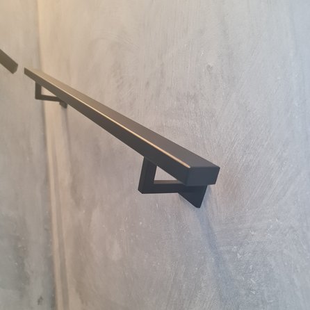 Zwarte trapleuning (gecoat) op maat - rechthoekig (40x20 mm) - incl. leuninghouders TYPE 11 - coating zwart RAL 9005