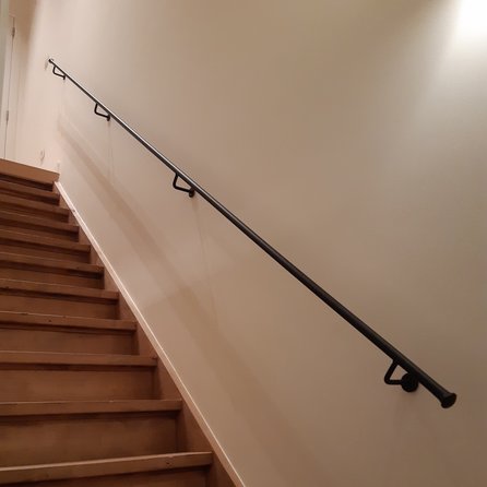 Smeedijzeren trapleuning op maat - ZWART - rond massief (20 mm) - incl. ronde leuninghouders (gelast) met rozet - coating zwart RAL 9005