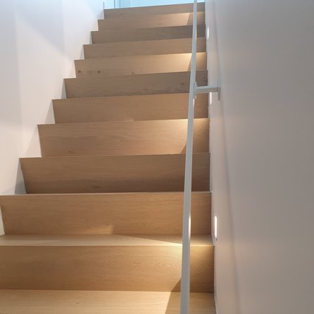 Witte trapleuning (gecoat) op maat - rechthoekig (40x10 mm) - incl. leuninghouders TYPE 16 - coating wit RAL 9016, 9010 of 9001