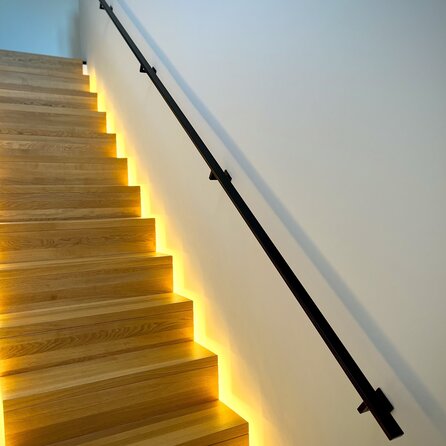 Zwarte trapleuning (gecoat) op maat - rechthoekig (40x15 mm) - incl. leuninghouders TYPE 11 - coating zwart RAL 9005