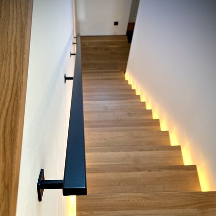Zwarte trapleuning (gecoat) op maat - rechthoekig (40x15 mm) - incl. leuninghouders TYPE 11 - coating zwart RAL 9005