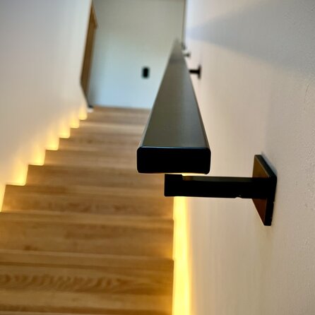 Zwarte trapleuning (gecoat) op maat - rechthoekig (40x15 mm) - incl. leuninghouders TYPE 11 - coating zwart RAL 9005