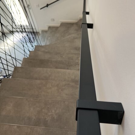 Antraciet trapleuning (gecoat) op maat - rechthoekig (40x10 mm) - incl. leuninghouders TYPE 13 - coating donkergrijs RAL 7016 of 7021