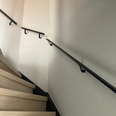 Zwarte trapleuning (gecoat) op maat - rechthoekig (40x15 mm) - incl. leuninghouders TYPE 7 - coating zwart RAL 9005