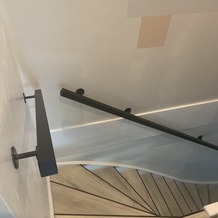 Zwarte trapleuning (gecoat) op maat - vierkant (40x40 mm) - incl. leuninghouders TYPE 4 - coating zwart RAL 9005