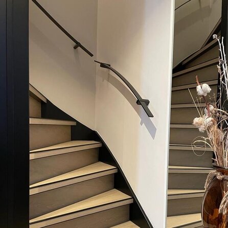 Gunmetal trapleuning (gecoat) op maat - rechthoekig (40x10 mm) - incl. leuninghouders TYPE 13 - coating zwarte staal look