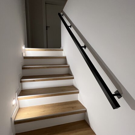 Zwarte trapleuning (gecoat) op maat - vierkant (40x40 mm) - incl. leuninghouders TYPE 16 - coating zwart RAL 9005