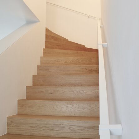 Witte trapleuning (gecoat) op maat - rechthoekig (40x10 mm) - incl. leuninghouders TYPE 13 - coating wit RAL 9016, 9010 of 9001