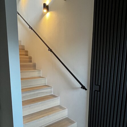 Zwarte trapleuning (gecoat) op maat - rechthoekig (40x10 mm) - incl. leuninghouders TYPE 3 - coating zwart RAL 9005