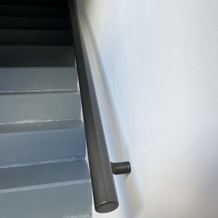Gunmetal trapleuning (gecoat) op maat - rond - incl. leuninghouders TYPE 7 - coating zwarte staal look
