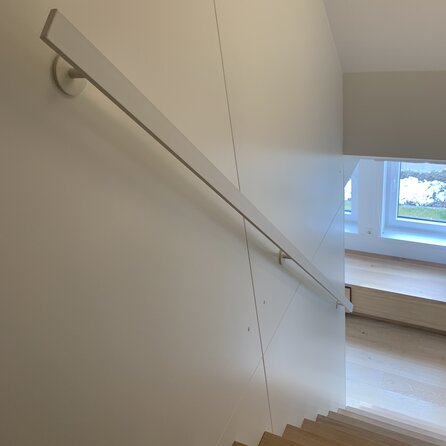 Witte trapleuning (gecoat) op maat - rechthoekig (40x10 mm) - incl. leuninghouders TYPE 5 - coating wit RAL 9016, 9010 of 9001