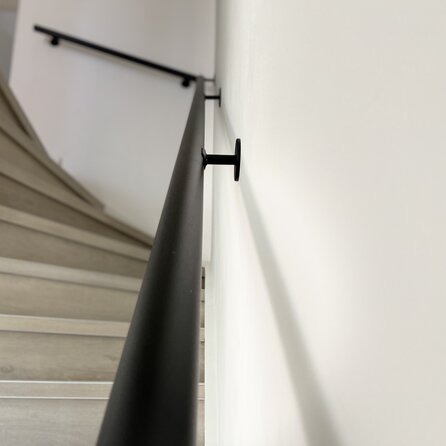 Zwarte trapleuning (gecoat) op maat - rond - incl. leuninghouders TYPE 5 - coating zwart RAL 9005