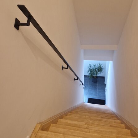 Zwarte trapleuning (gecoat) op maat - rechthoekig (40x10 mm) - incl. leuninghouders TYPE 11 - coating zwart RAL 9005