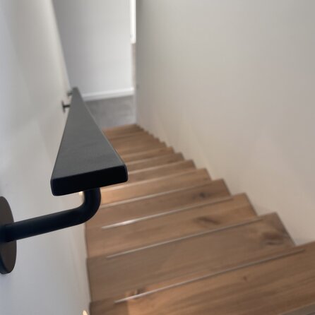 Zwarte trapleuning (gecoat) op maat - rechthoekig (40x10 mm) - incl. leuninghouders TYPE 3 - coating zwart RAL 9005