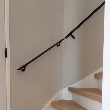 Zwarte trapleuning (gecoat) op maat - rechthoekig (40x10 mm) - incl. leuninghouders TYPE 7 - coating zwart RAL 9005 Zwarte trapleuning (gecoat) op maat - rechthoekig (40x10 mm) - incl. leuninghouders TYPE 7 - coating zwart RAL 9005