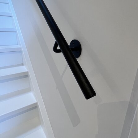Smeedijzeren trapleuning op maat - ZWART - rond massief (20 mm) - incl. leuninghouders TYPE 1 (gelast) - coating zwart RAL 9005