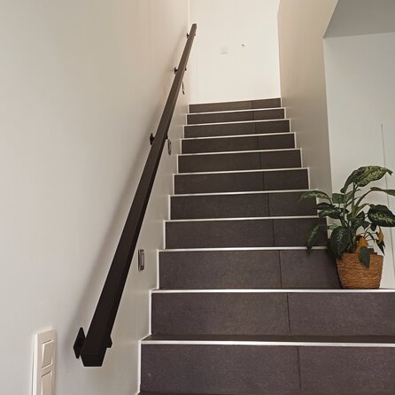 Zwarte trapleuning (gecoat) op maat - vierkant (40x40 mm) - incl. leuninghouders TYPE 11 - coating zwart RAL 9005