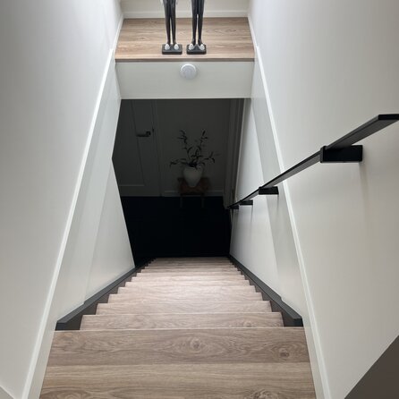 Zwarte trapleuning (gecoat) op maat - rechthoekig (40x10 mm) - incl. leuninghouders TYPE 13 - coating zwart RAL 9005