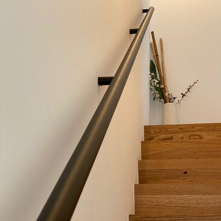 Zwarte trapleuning (gecoat) op maat - rond - incl. leuninghouders TYPE 14 - coating zwart RAL 9005