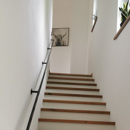 Zwarte trapleuning (gecoat) op maat - rechthoekig (40x10 mm) - incl. leuninghouders TYPE 16 - coating zwart RAL 9005