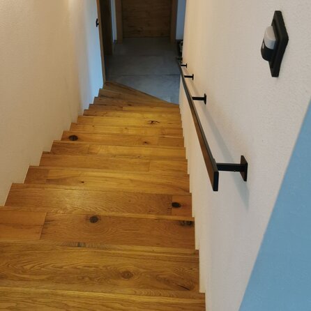 Zwarte trapleuning (gecoat) op maat - rechthoekig (40x10 mm) - incl. leuninghouders TYPE 16 - coating zwart RAL 9005