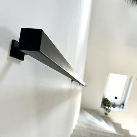 Zwarte trapleuning (gecoat) op maat - vierkant (40x40 mm) - incl. leuninghouders TYPE 16 - coating zwart RAL 9005
