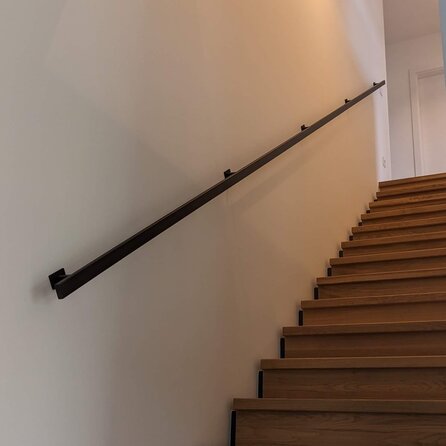 Zwarte trapleuning (gecoat) op maat - rechthoekig (40x15 mm) - incl. leuninghouders TYPE 16 - coating zwart RAL 9005