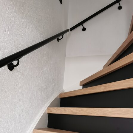 Zwarte trapleuning (gecoat) op maat - rond - incl. leuninghouders TYPE 2 - coating zwart RAL 9005