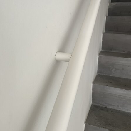 Witte trapleuning (gecoat) op maat - rond - incl. leuninghouders TYPE 14 - coating wit RAL 9016, 9010 of 9001