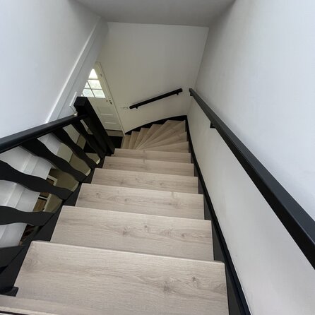 Zwarte trapleuning (gecoat) op maat - vierkant (40x40 mm) - incl. leuninghouders TYPE 11 - coating zwart RAL 9005
