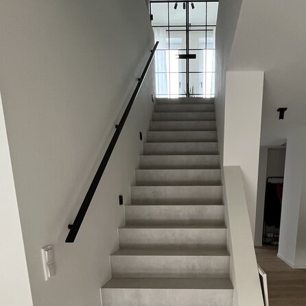 Zwarte trapleuning (gecoat) op maat - rechthoekig (40x10 mm) - incl. leuninghouders TYPE 7 - coating zwart RAL 9005 Zwarte trapleuning (gecoat) op maat - rechthoekig (40x10 mm) - incl. leuninghouders TYPE 7 - coating zwart RAL 9005