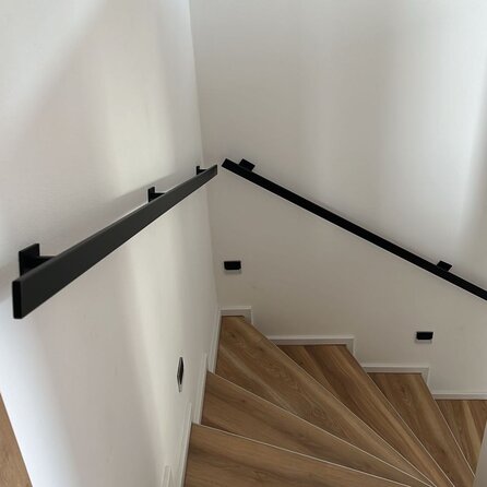 Zwarte trapleuning (gecoat) op maat - rechthoekig (40x10 mm) - incl. leuninghouders TYPE 16 - coating zwart RAL 9005